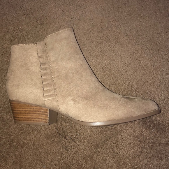 Ruffle Booties - Picture 3 of 6